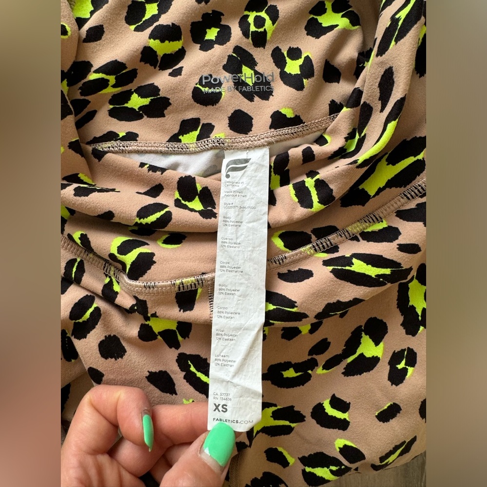 Fabletics leopard outfit. Bottoms xs and top is medium. Sold as set. - Picture 8 of 11